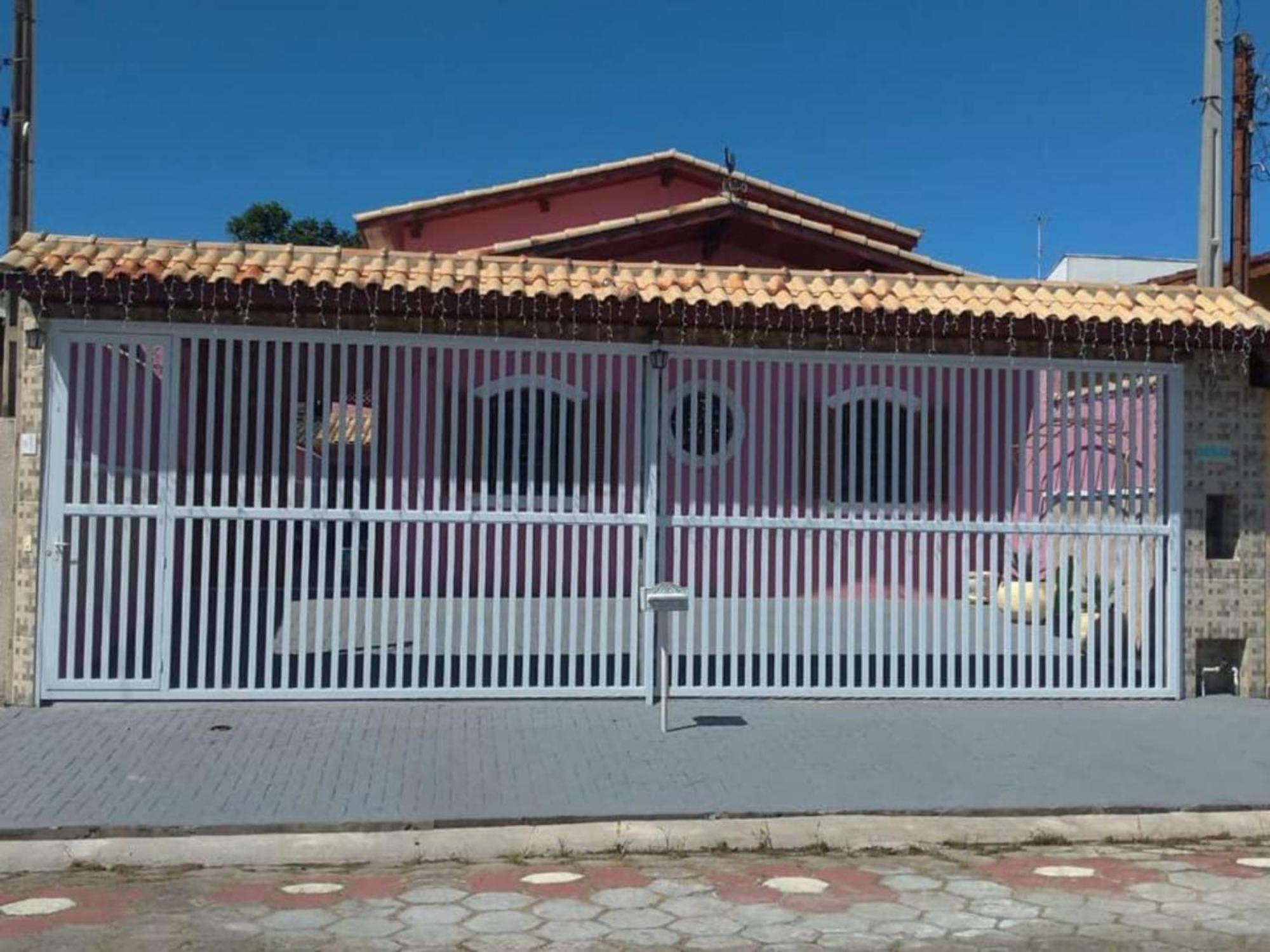 Casa Rosa de Peruíbe - Casa de Temporada 3 dormitórios, 10 hóspedes, piscina, wi-fi, netflix, 800 metros da praia Exterior foto